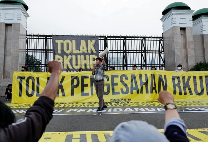 告別殖民刑法：印尼新刑法生效，婚前性行為及批評政府恐觸法