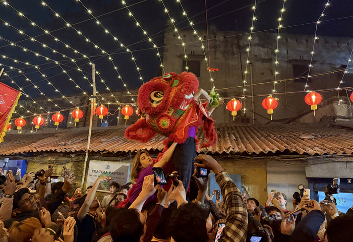 印度華人喜迎新年熱鬧滾滾　舞獅採青屢掀高潮