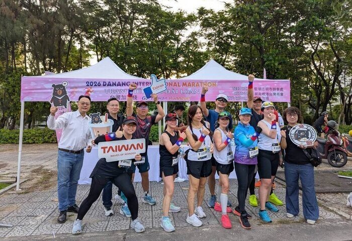 國旗現身峴港馬拉松　設台味零食補給站選手驚喜