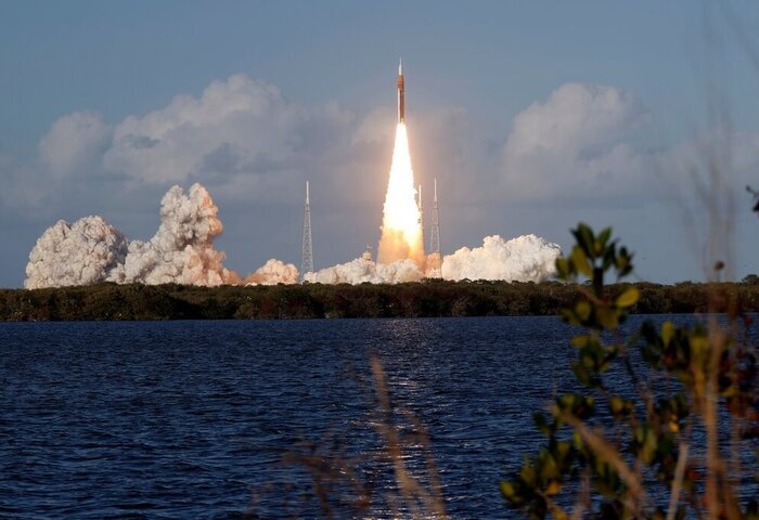 NASA火箭震撼升空　啟動歷史性繞月任務【影】