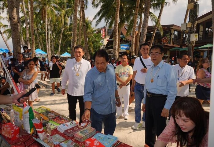 黃偉哲訪菲律賓祝賀阿克蘭省慶　登長灘島行銷台南