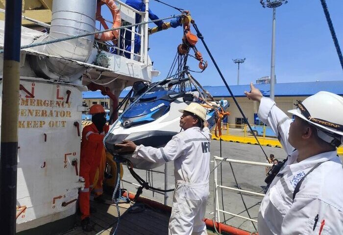 菲律賓民團赴南海　駕水上摩托車揮國旗宣示主權
