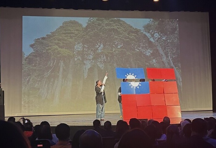 台體大舞蹈團舊金山演繹台灣　拼巨幅國旗台僑沸騰