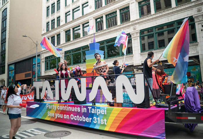 西雅圖同志遊行　台灣隊伍搭彩虹橋邀國際友人赴台