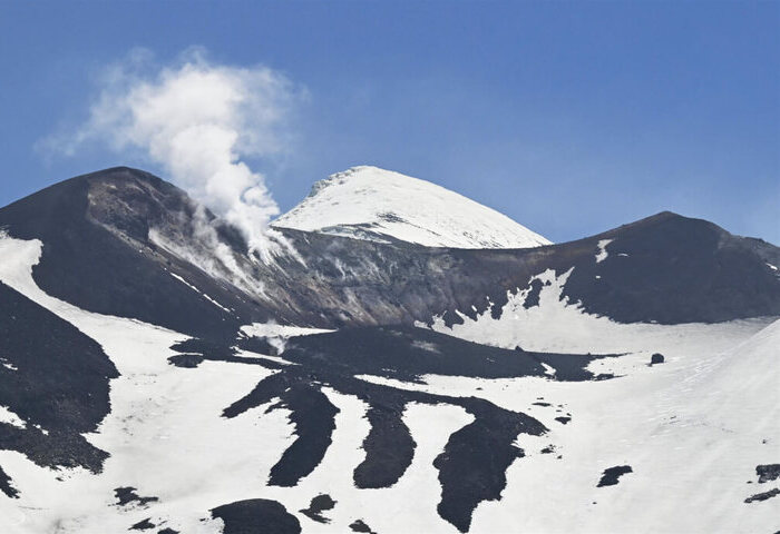北海道火山十勝岳22年來首噴發　維持警戒2級管制