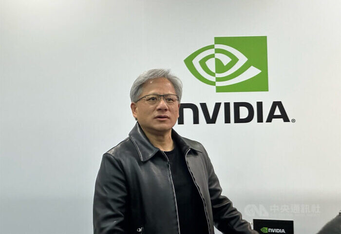 黃仁勳X首發文談開放與限制　凸顯美中AI角力