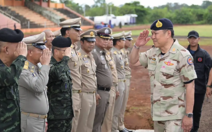 阿努廷視察泰柬邊境　探視踩雷受傷軍人