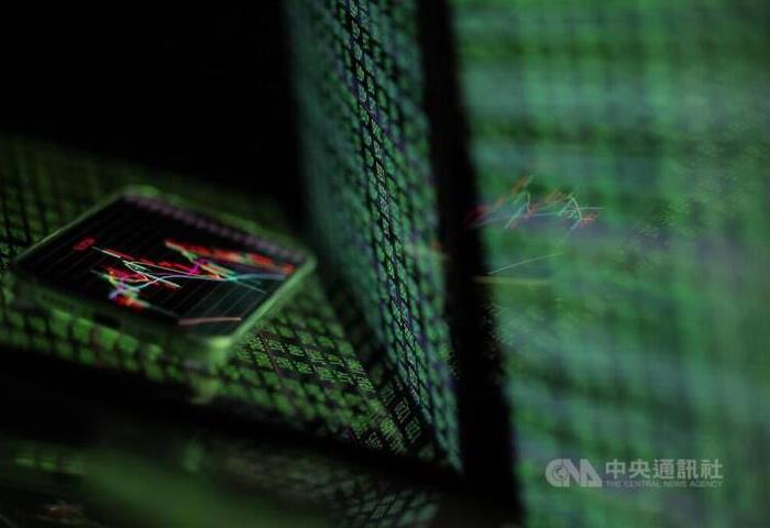 金融勁揚不敵電子弱勢　台股量縮下跌322點失守月線
