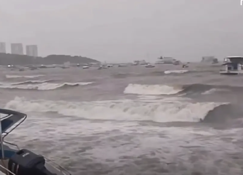 芭達雅遭強風大浪侵襲　多艘觀光船受損東部8府防豪雨