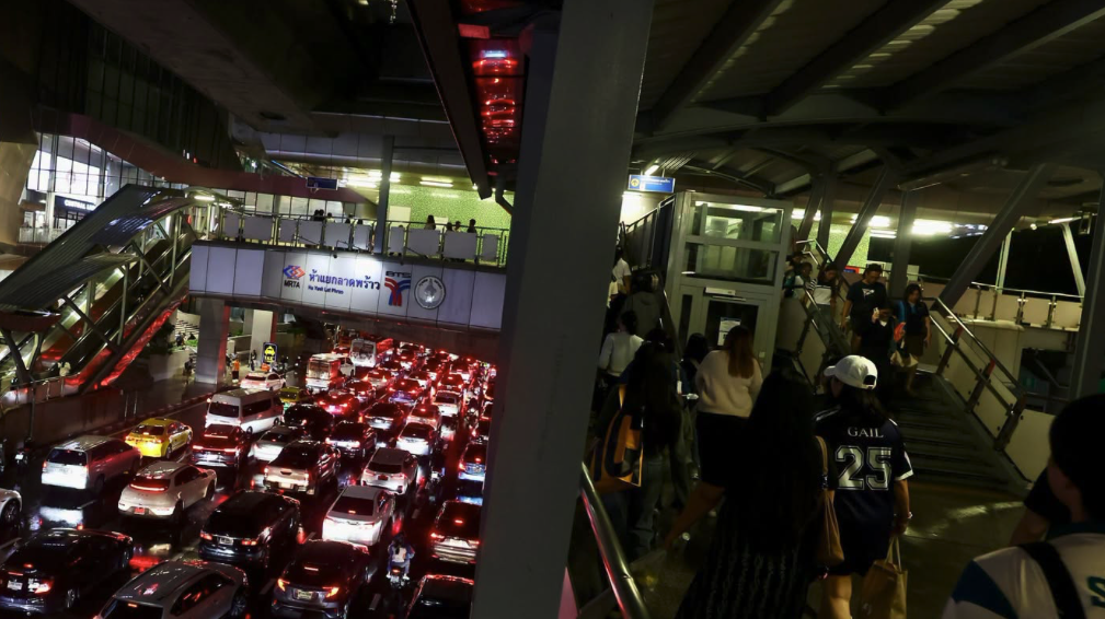 捷運故障豪雨成災　曼谷徹夜抽水清淤　