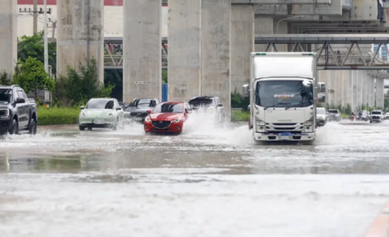 曼谷政府中心前積水下降　各類車輛已可通行