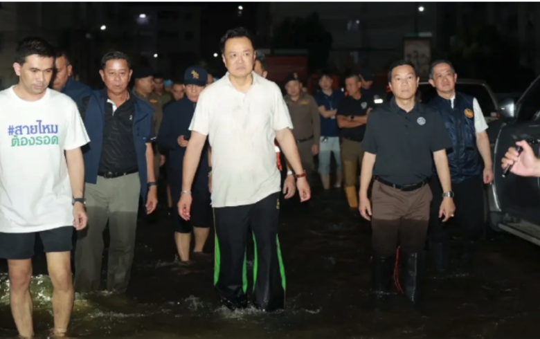 阿努廷涉水探災民　敦促醫電民生優先