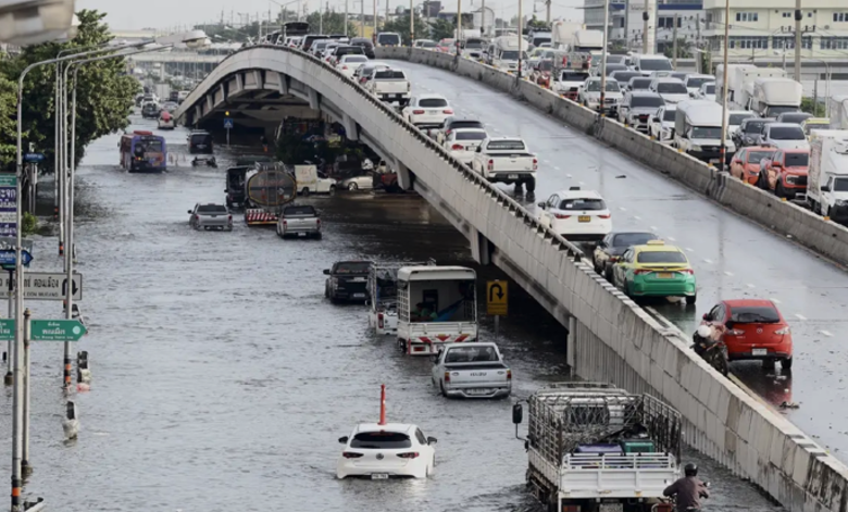 曼谷北側帕鳳裕庭路積水未退　10月4至5日再防強降雨