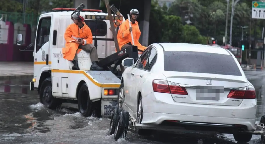 曼谷新碧武里路積水退去　雙向恢復通車並清理受困車輛