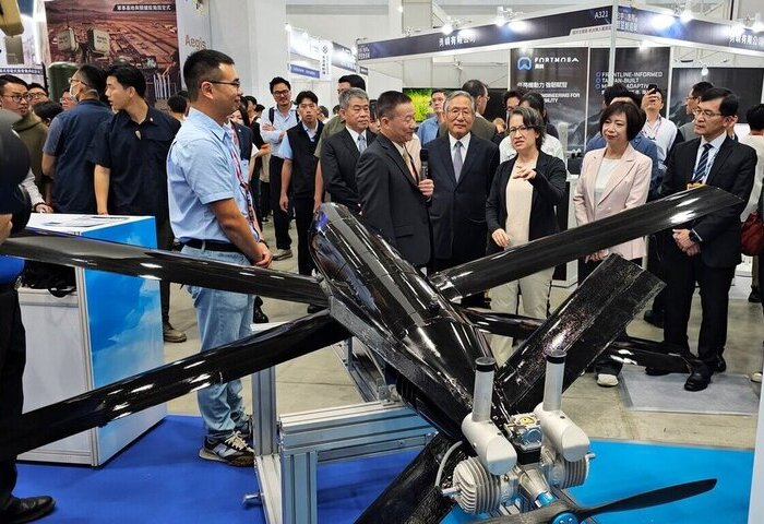 蕭美琴參觀AI應用展　漢翔固定翼無人機黑翼X首亮相