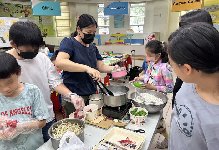 新住民語文樂學營隊　做料理寫越南書法跨文化理解