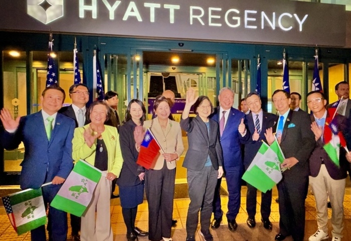 蔡英文抵舊金山　台僑迎接高喊台灣民主有你有我