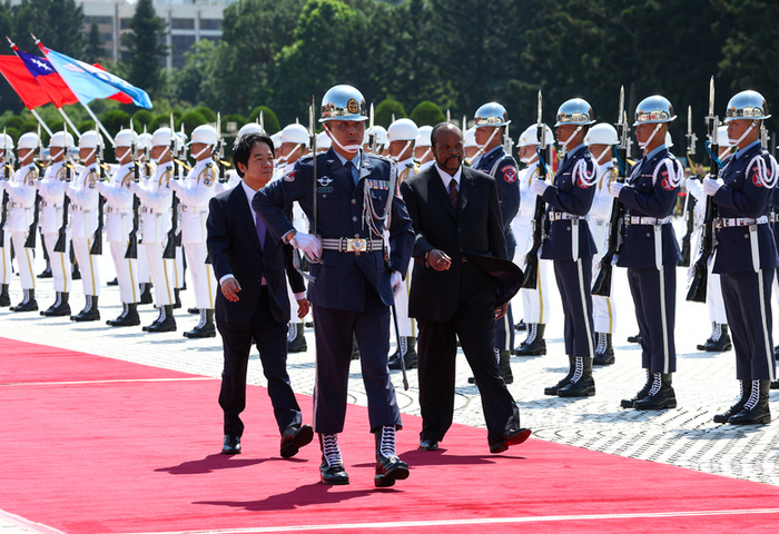 賴總統軍禮歡迎　史王盼台史夥伴關係延續到下世代